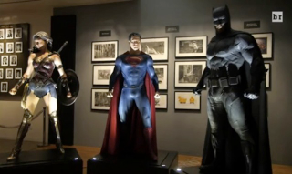 Illustration for article titled Wonder Woman's Costume In Batman V. Superman Actually Has Color In It